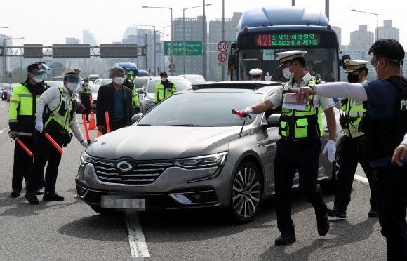 3일 경찰이 서울 한남대교 북단에 있는 합동검문서에서 차량을 통제하고 있다. 연합뉴스