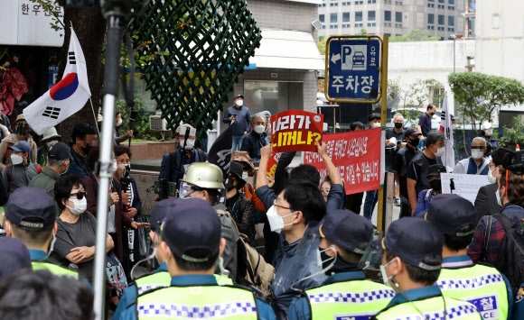 광화문 집회 시도하는 시위 참가자들
