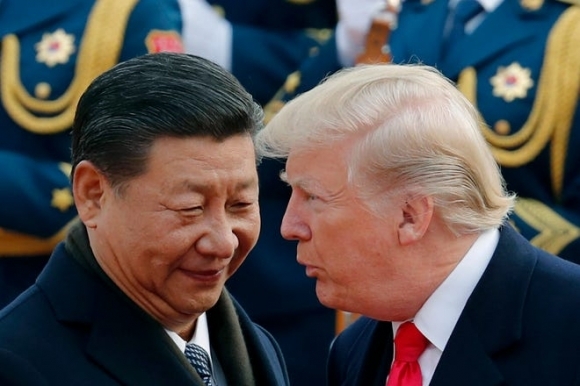 2018년 1월 미국을 방문한 시진핑(왼쪽) 중국 국가주석이 도널드 트럼프 미국 대통령의 말을 듣고 있다. 워싱턴 AP 연합뉴스