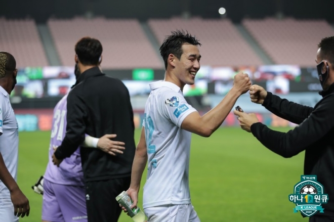 프로축구 포항 스틸러스의 송민규가 3일 전북 현대와의 원정 경기를 1-0 승리로 끝낸 뒤 코칭 스태프와 주먹 인사를 나누며 기뻐하고 있다. 한국프로축구연맹 제공