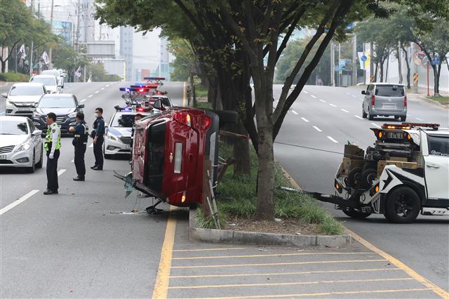 4일 오전 10시 5쯤 대구 수성구 화랑로 동대구LPG충전소 삼거리를 지나 효신네거리 방향으로 직진하던 차량이 동인외과병원 횡단보도 인근 이면도로에서 합류하던 승용차와 부딪히며 전복되는 사고가 발생해 출동한 경찰이 사고 현장을 확인하고 있다. 2020.10.4<br>뉴스1