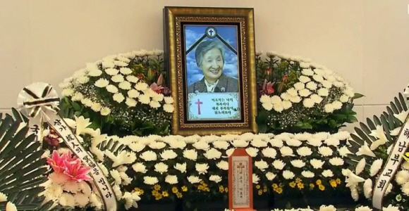 4일 별세한 이이효재 이화여대 명예교수의 빈소가 창원경상대병원 장례식장에 마련됐다. KBS 캡처