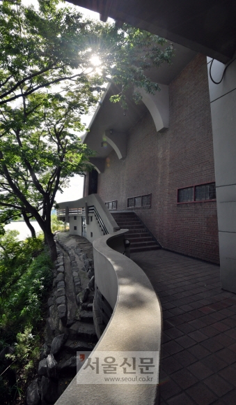 박물관과 성당을 연결하는 외부 회랑. 유연한 곡선과 엄격한 직선이 대비를 이룬다. 박지환 기자 popocar@seoul.co.kr