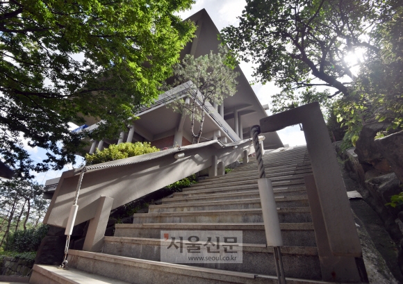 계단의 난간, 건물의 기둥과 보, 서까래 등 목조건축의 결구 형식을 연상하게 한다. 박지환 기자 popocar@seoul.co.kr