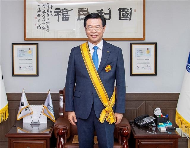 성장현 용산구청장이 지난달 28일 한국자유총연맹 본부에서 세계자유민주연맹 포장 자유장을 받고 “자유로운 행정, 평화로운 교류, 사회통합, 풀뿌리 민주주의 실현을 위해 앞으로도 맡은 소임을 다하겠다”고 소감을 밝혔다. 용산구 제공