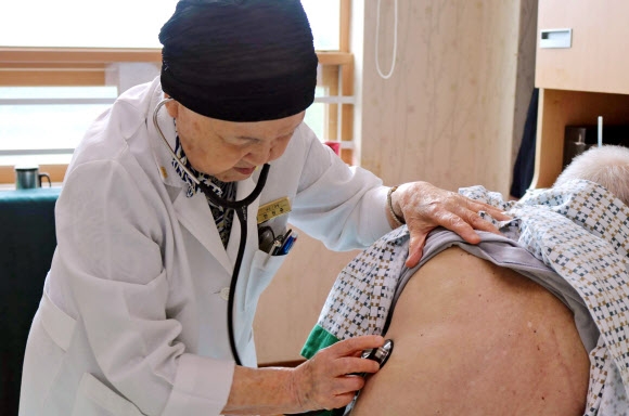 ‘국내 최고령 현역 의사’ 한원주씨 별세…향년 94세