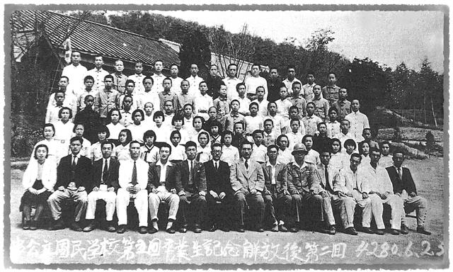 1947년 6월 25일 대곶국민학교(현 대곶초등학교) 5회 졸업기념사진. 이들 중 4명이 6년제 중학교에 4학년으로 재학 중이던 1950년 12월 18일 학도의용대로 입대해 이하수, 문병일, 임연기 등 3명이 1951년 17세에 전사하고, 이용화는 살아남아 1963년 4월 12년 만에 전역했다. 이경종씨 제공