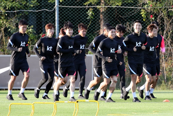 파울루 벤투 감독이 지휘하는 한국 축구 국가대표팀이 5일 파주 축구대표팀 트레이닝센터(NFC)에 소집돼 청룡구장에서 몸을 풀고 있다. 올해 첫 소집인 벤투호는 지난해 12월 동아시아 E1 챔피언십 우승 이후 10개월 만에 다시 모였다. 그동안 코로나19 여파로 경기를 제대로 치르지 못한 팀은 오는 9일과 12일 고양종합운동장에서 두 차례 친선전을 갖는다. 해외파는 2주 자가격리를 거쳐야 하기 때문에 부르지 않았다. 국가대표팀과 올림픽대표팀의 대결은 1996년 이후 24년 만이다. 연합뉴스