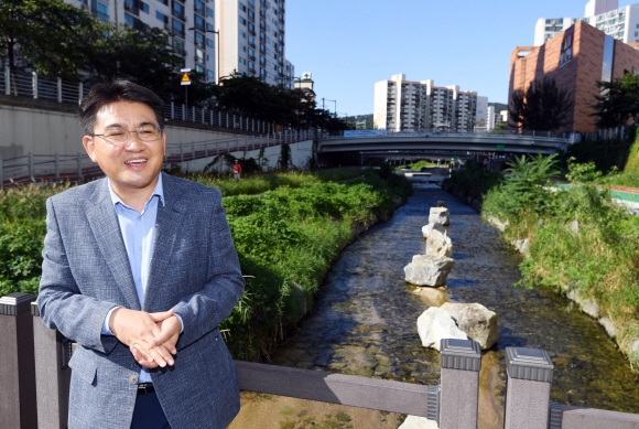 오승록 노원구청장이 지난달 22일 새롭게 단장된 당현천 산책로에서 산책 나오는 주민들의 반응에 대해 설명하고 있다. 박윤슬 기자 seul@seoul.co.kr