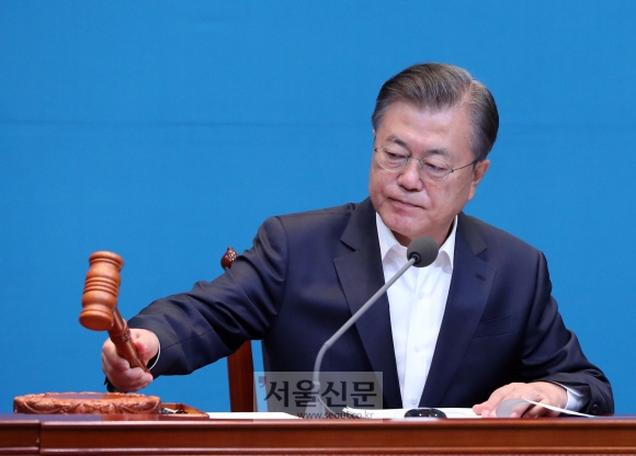 문재인 대통령이 6일 청와대 여민관에서 열린 영상 국무회의에서 의사봉을 두드리며 개회선언을 하고 있다. 2020. 10. 6 도준석 기자pado@seoul.co.kr
