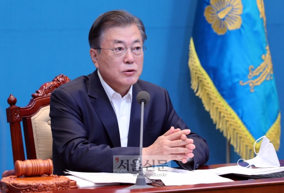 문재인 대통령이 6일 청와대 여민관에서 열린 영상 국무회의에서 모두발언을 하고 있다. 2020. 10. 6 도준석 기자pado@seoul.co.kr