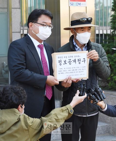 지난달 22일 북한군에 피격된 해양수산부 공무원 이모씨의 형 이래진(오른쪽)씨가 6일 국방부 종합민원실 앞에서 정보공개청구 접수에 앞서 기자회견을 하고 있다. 오장환 기자 5zzang@seoul.co.kr