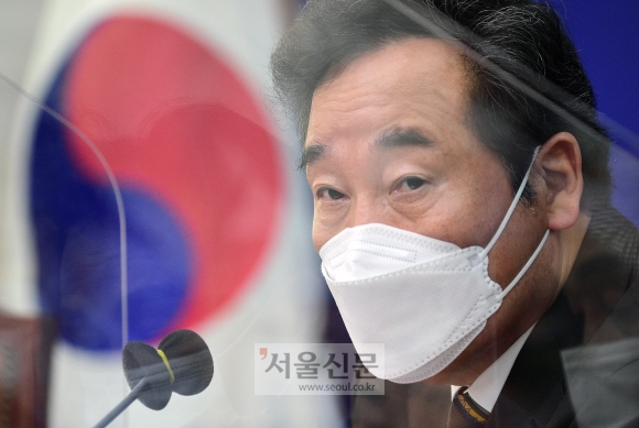 이낙연 더불어민주당 대표 가 6일 국회에서 열린 코로나19 극복을 위한 문화예술계 긴급현안 간담회에서 발언을 하고 있다. 2020. 10. 6 정연호 기자tpgod@seoul.co.kr