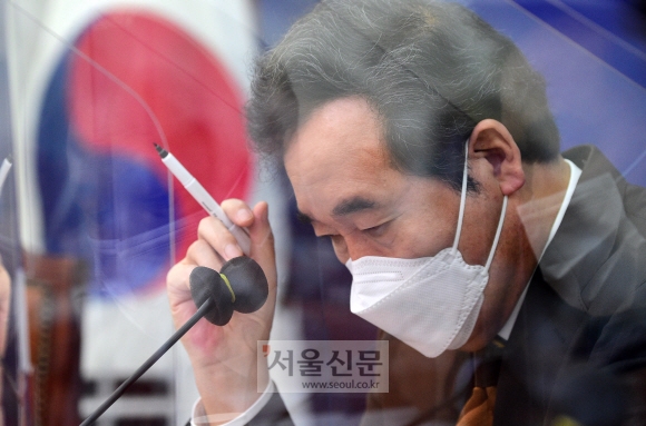 이낙연 더불어민주당 대표 가 6일 국회에서 열린 코로나19 극복을 위한 문화예술계 긴급현안 간담회에서 생각에 잠겨 있다. 2020. 10. 6 정연호 기자tpgod@seoul.co.kr