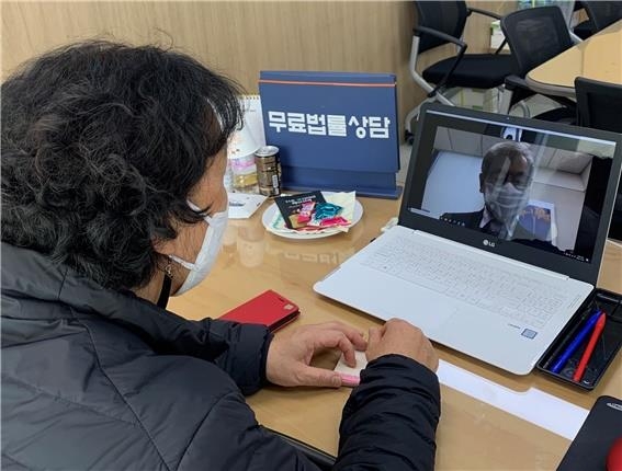 한 구민이 지난 5일 서울 동대문구청에 설치된 노트북을 이용해 변호사와 실시간 무료 법률상담을 진행하고 있다. 동대문구 제공