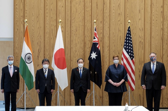 ‘쿼드’ 회의 앞 포즈 취하는 일 총리와 4개국 외교수장