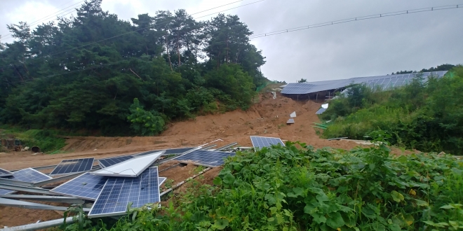 지난 8월 8일 집중호우로 충북 제천 대랑리 태양광 시설이 산사태에 무너져 내렸다. 산림청 제공
