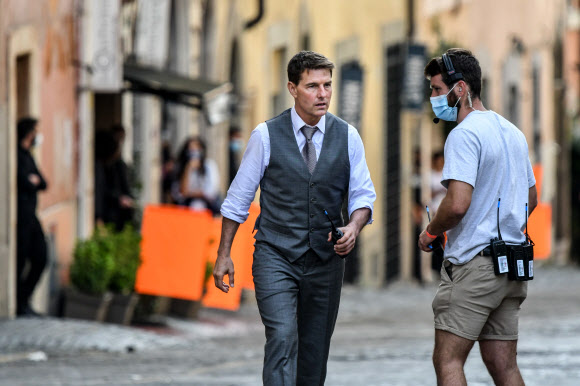 US actor Tom Cruise is pictured during the filming of “Mission Impossible : Lybra” on October 6, 2020 in Rome. (Photo by Alberto PIZZOLI / AFP)/2020-10-06 23:49:45/ <연합뉴스