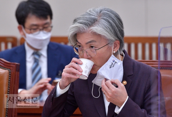 7일 국정감사에 출석한 강경화 외교부 장관이 마스크를 잠시 벗고 물을 마시고 있다. 김명국 선임기자 daunso@seoul.co.kr
