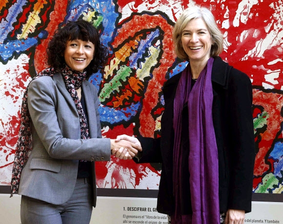 7일 2020년 노벨화학상을 공동 수상한 에마뉘엘 샤르팡티에(왼쪽)와 제니퍼 다우드나가 2015년 10월 스페인에서 가장 권위 있는 아스투리아스 공상 과학·기술 부문을 수상한 뒤 기자회견장에서 악수하고 있다. 오비에도 EPA 연합뉴스