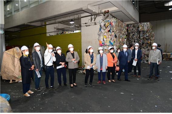 중랑구의회 의원들이 중랑 자원재활용 선별센터에서  재활용폐기물 선별에 관한 설명을 듣고 있다. 중랑구의회 제공