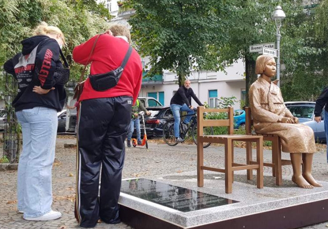 독일 베를린 거리에 설치된 소녀상 비문 읽는 시민들.  연합뉴스