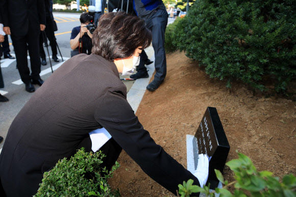 추미애 법무부 장관이 8일 오전 양천구 서울남부지방검찰청에서 김 검사를 기리는 추모비를 닦고 있다. 2020.10.8 <br>연합뉴스