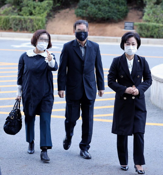 추미애 법무부 장관이 8일 오전 고(故) 김홍영 검사의 부모와 함께 양천구 서울남부지방검찰청사를 방문하고 있다. 2020.10.8 <br>연합뉴스
