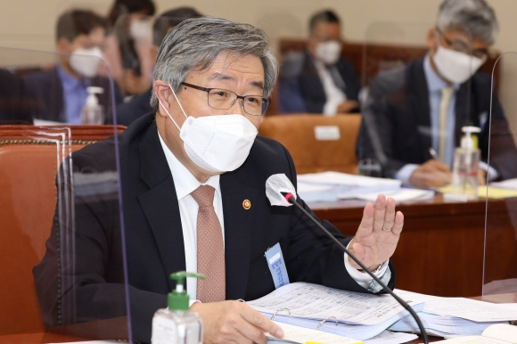 이재갑 고용노동부 장관이 8일 국회에서 열린 환경노동위원회의 고용노동부에 대한 국정감사에서 의원들의 질의에 답변하고 있다. 김명국 선임기자 daunso@seoul.co.kr