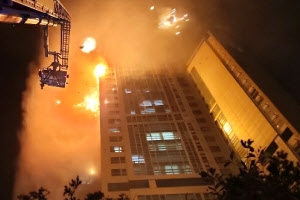 울산 33층 아파트 큰불…한밤 주민 수백명 대피