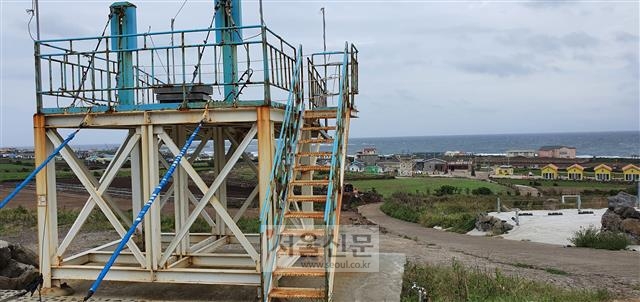 우도 집라인 업체의 영업이 불법행위 등으로 중단돼 녹슨 철재 기둥이 흉물스럽게 방치돼 있다.