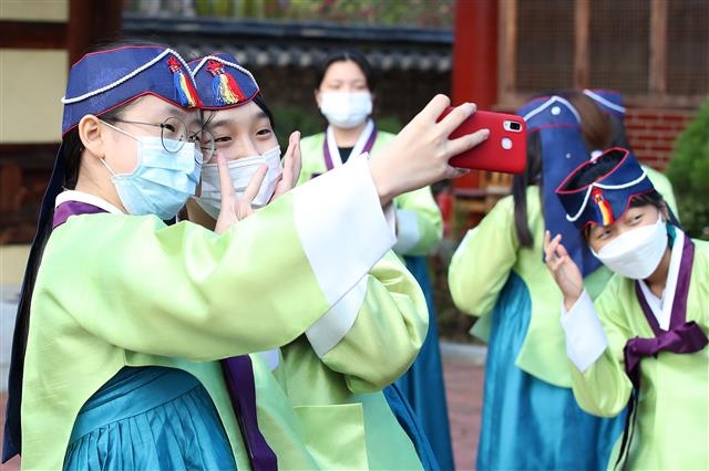 한복만큼 예쁜 미소… 전통 예절 배우는 여중생들