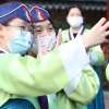 한복만큼 예쁜 미소… 전통 예절 배우는 여중생들