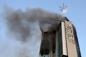 [포토] ‘소방헬기 동원’ 진화작업 벌이는 울산 화재 현장