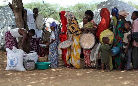 소말리아 모가디슈의 난민들이 WFP의 식량 배급을 위해 줄지어 기다리고 있다. AFP 연합뉴스  　