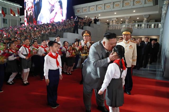 北 김정은, 열병식에 참석한 아이와 인사하는 모습