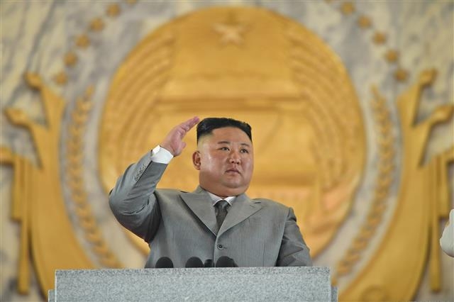 북한은 10일 노동당 창건일 75주년을 맞아 평양 김일성 광장에서 열병식을 개최했다고 노동당 기관지 노동신문이 전했다. 사진은 김정은 국무위원장이 연설을 하면서 오른손을 높이 든 모습. 뉴스1