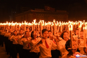 노마스크 일색 심야 열병식… 리설주는 안 보여