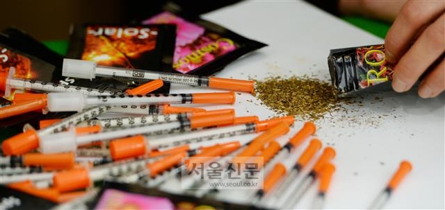 서울경찰청 마약수사대 관계자들이 압수한 허브마약 완제품과 제조기, 필로폰 투약에 사용된 주사기 등을 공개하고 있다.