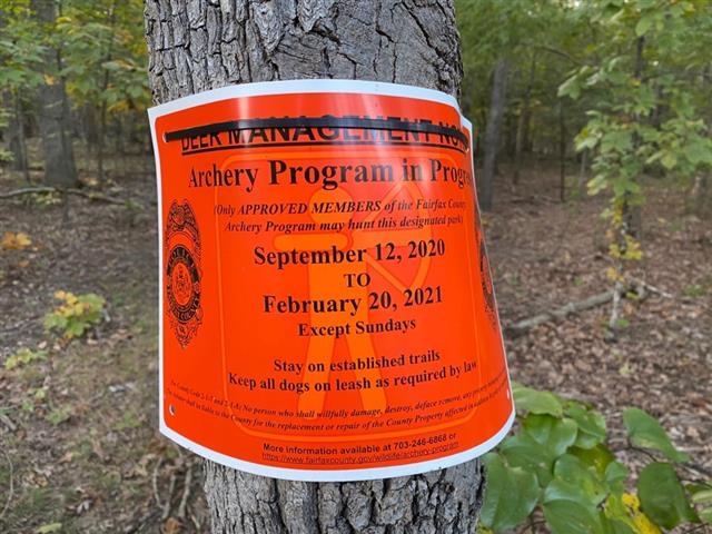 10일(현지시간) 미국 버지니아주 센터빌 인근의 한 숲에 허가를 받는 궁수들이 활로 사슴 사냥을 할 수 있는 구역이라는 표지가 붙어 있다.