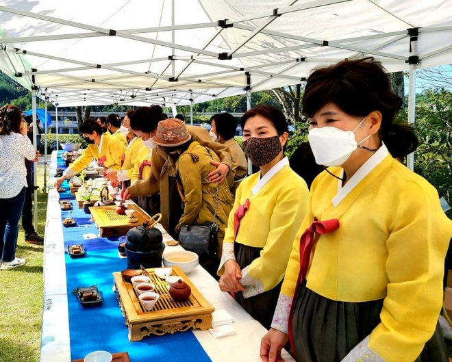 순천만국가정원에서 열린 ‘제2회 차문화 산업전’에서 자원봉사자들이 관람객들에게 송이차 녹차 홍차 보이차 등 다양한 종류의 차를 제공하고 있다.