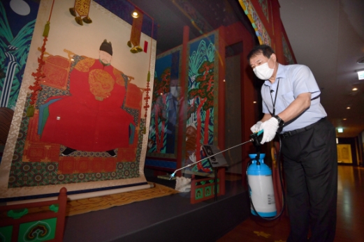 [서울포토]고궁박물관 관람실 방역