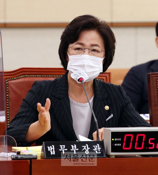 추미애 법무부 장관이 12일 국회 법사위에서 열린 국정감사에서 의원의 질의에 답하고있다. 2020. 10. 12 오장환 기자5zzang@seoul.co.kr