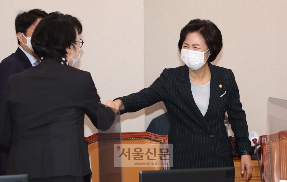 추미애 법무부장관이 12일 국회 법사위 법무부 국정감사에 참석하고있다. 2020. 10. 12 오장환 기자5zzang@seoul.co.kr