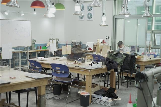 성수 수제화 아카데미에서 수강생들이 구두를 제작하고 있다.  서울시 제공