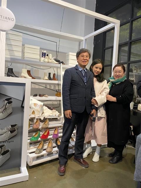 베티아노 매장에서 백승주(왼쪽) 대표, 백인희(가운데) 대표 가족이 기념사진을 촬영하고 있다. 베티아노 제공