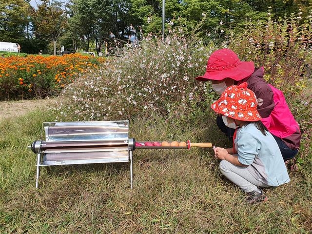 지난 7일 서울 노원구 노원에코센터에서 진행한 ‘움직이는 작은카페 with 솔라오븐’에 참여한 엄마와 아이가 현장실습을 하고 있다. 노원구 제공