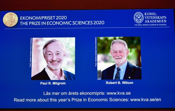 2020년 노벨경제학상 수상자 폴 밀그럼(왼쪽)과 로버트 윌슨 미국 스탠퍼드대 교수. AFP 연합뉴스
