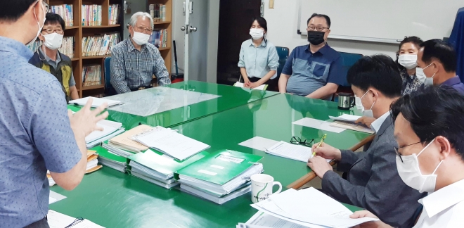 안양시 감사반이 주민에게 공공주택 컨설팅을 하는 모습. 안양시 제공 