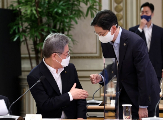 [포토] ‘서로 다른 인사’ 김경수-이재명